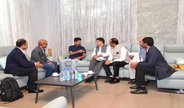 Hyd: Google VP meets Telangana CM, expresses desire to work together