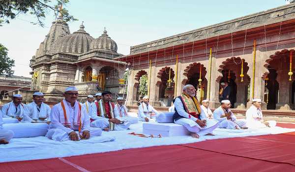 Prime Minister offers puja at the historic Kalaram Temple