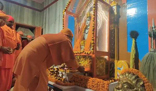 Yogi offers khichdi to Guru Gorakhnath on Makar Sankranti