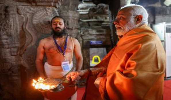 AP: PM Modi offers prayers at Veerbhadra temple in Lepakshi