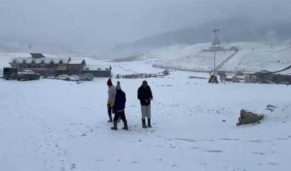 Kashmir upper reaches receive light snow