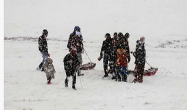 J&K: Fresh snowfall in higher reaches of Kashmir, attracts tourists