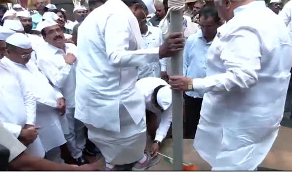 Controversy erupts as Cong worker holds Tricolour while untying CM