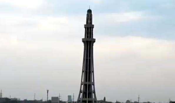 Protesting PTI workers reach Minar-i-Pakistan