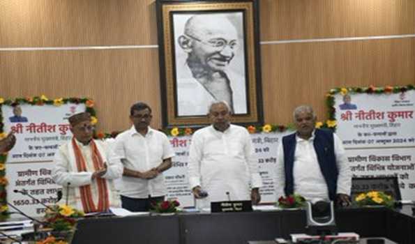 Nitish disburses Rs 1650.33 crore among beneficiaries of various schemes