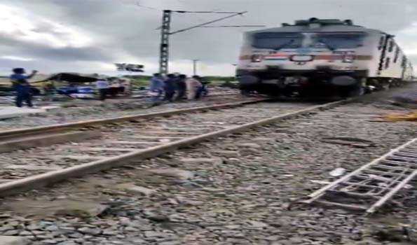 Train Accident : Track restored at Kavarapettai station, first train operated