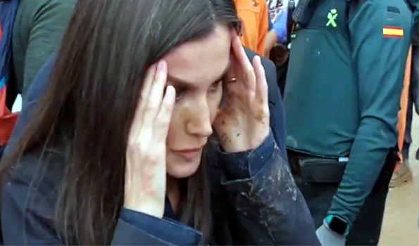 Spain king and queen pelted with mud