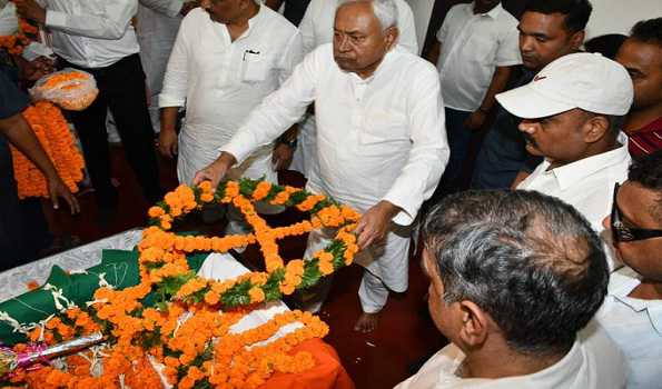 Nitish pays tributes to Sharda