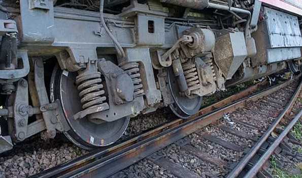 3 coaches of Secunderabad-Shalimar superfast express derail near Howrah