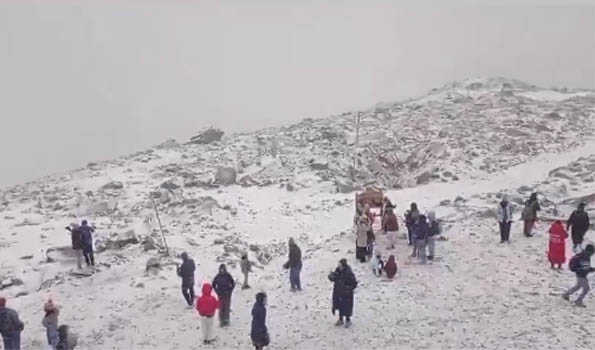 J&K: Kashmir higher reaches, Gulmarg receives snowfall