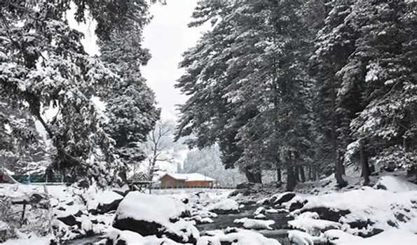 Amid fresh snow, Gulmarg records first sub-zero temperatures of season