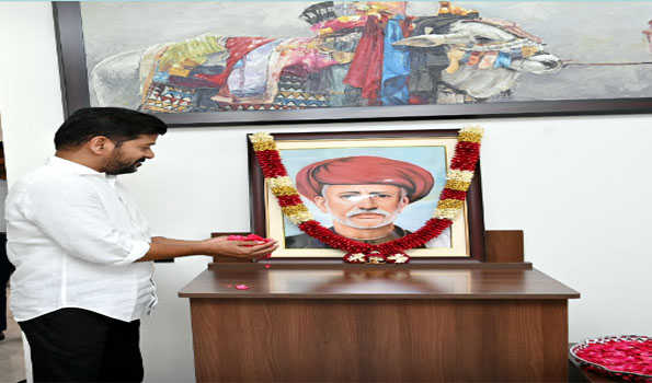 Telangana CM pays tribute to Mahatma Jyothirao Phule on his death anniversary