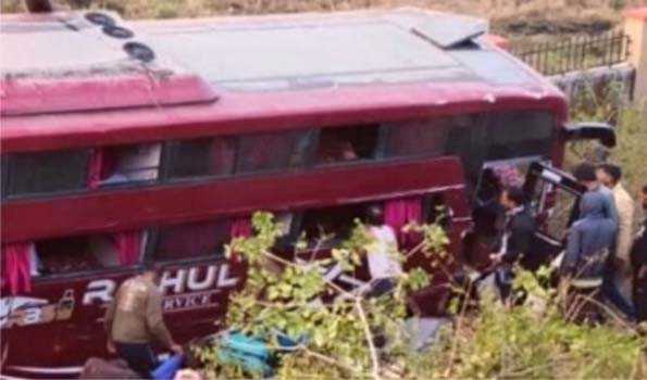 Over a dozen pilgrims injured as bus overturns in MP