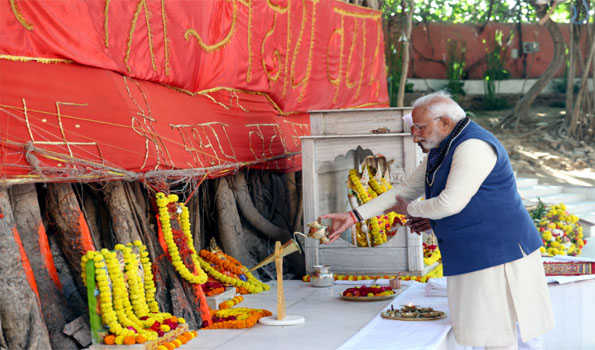 PM Modi  visits Shri Akshayavat temple in UP