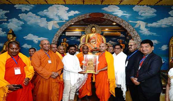 Sri Lankan President Anura Dissanayake offers prayers at Mahabodhi temple in Bodh Gaya