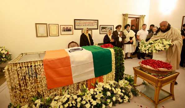 Kharge, Sonia, Rahul, Priyanka pay last respects to Manmohan at his residence