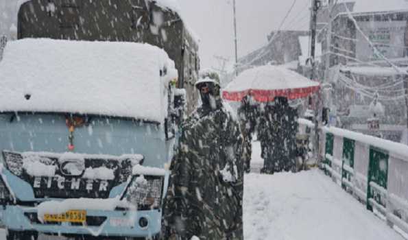 Army rescues stranded tourists heavy snowfall in Gulmarg