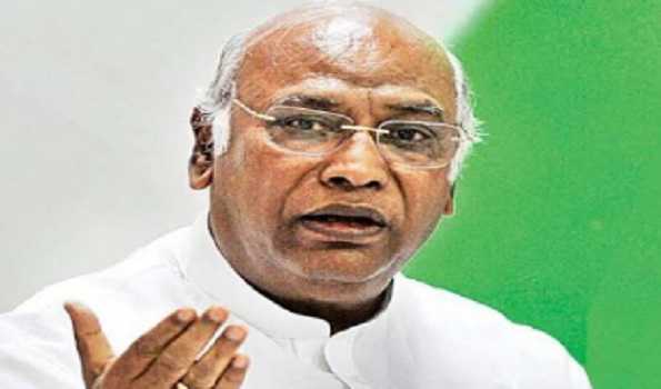 Kharge, Priyanka condemn lathicharge on BPSC aspirants