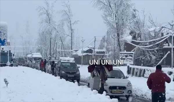 Kashmir valley cut off by surface transport from rest of country due to snowfall