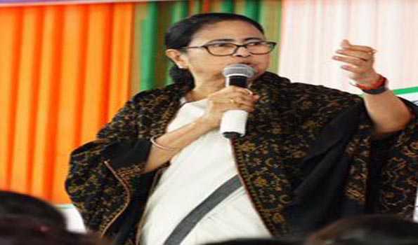 Mamata strongly condemns arrest of Hemant Soren