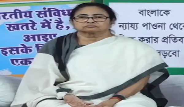 Mamata continues her sit-in-dharna demanding release of MGNREGA fund