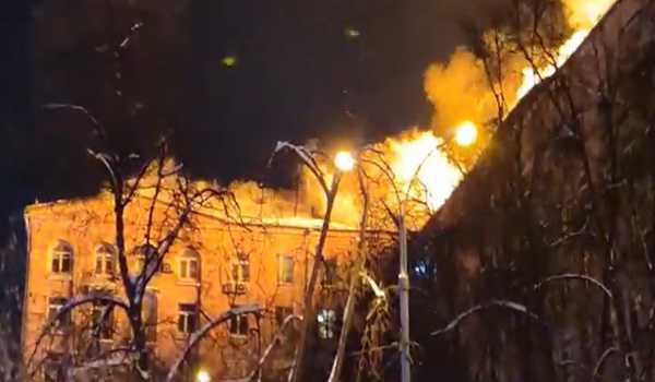Over 400 people evacuated from multi-story building on fire in Russia