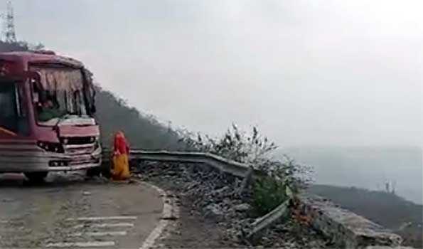 UP: Over two dozen injured as bus carrying pilgrims overturns