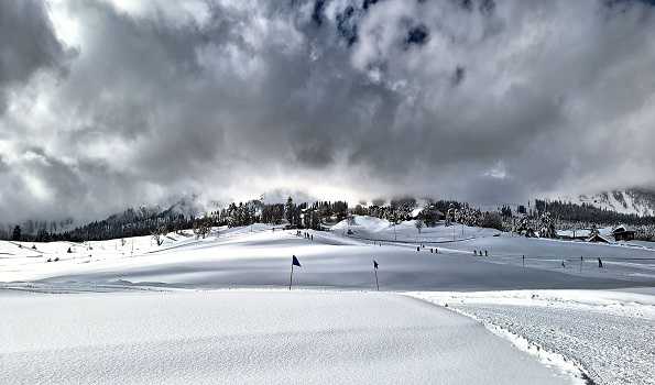 J&K: Weather improves in Kashmir, highway still closed