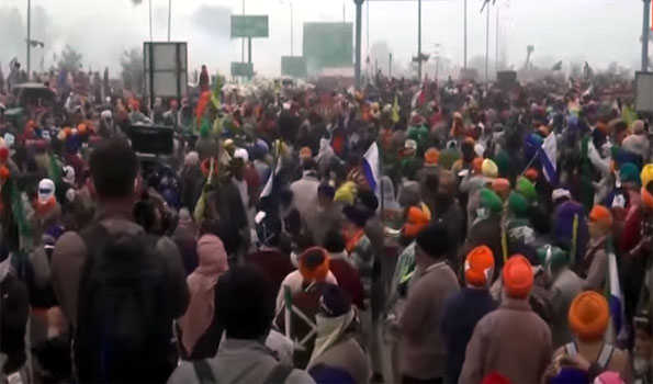 Police fire tear gas shells on protesting farmers