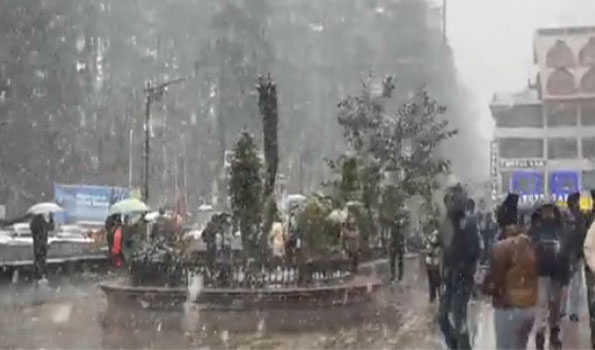 Tourist resort Manali experience snowfall