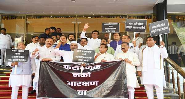 Aggressive Opposition stages protest on 1st day of Maha Assembly session