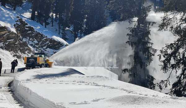 Project Sampark: BRO personnel clear snow in J&K