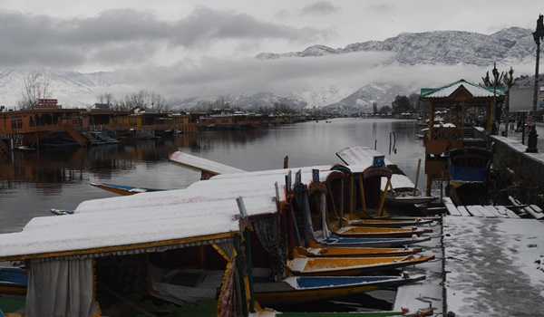 Kashmir Valley bracing for major snowfall tomorrow: MeT
