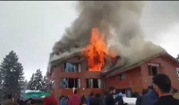 J&K: Major fire breaks out in hotel at Gulmarg