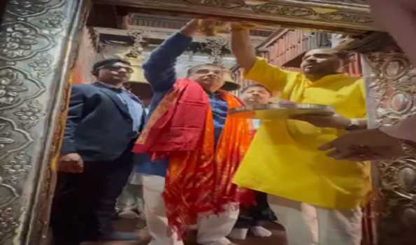 Gadkari offers prayers at Vindhyavasini temple