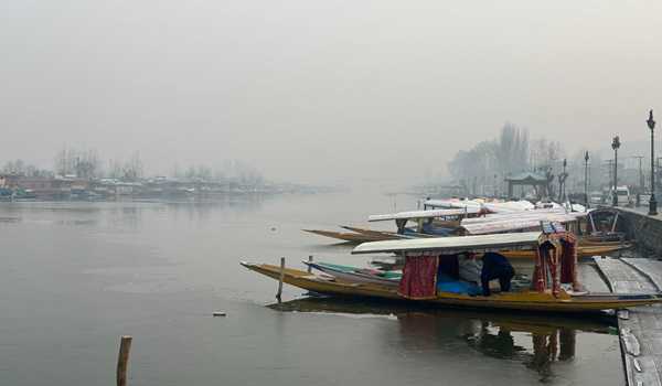 Snowfall, rains shut Jammu-Srinagar national highway