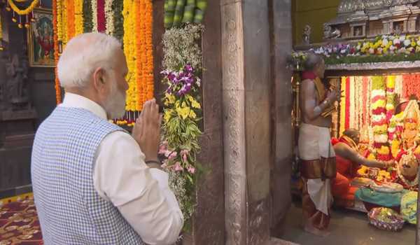 PM Modi offers prayers at Ujjaini Mahankali temple in Hyderabad