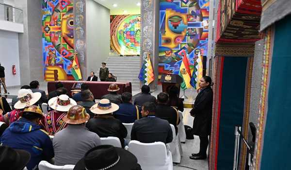Bolivian prez reshuffles cabinet, calls for commitment, transparency