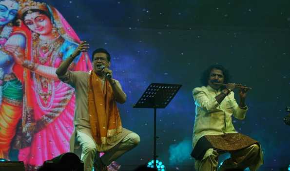 Singer Vijay Prakash, Pravin Godkhindi perform at Akshaya Patra Foundation event