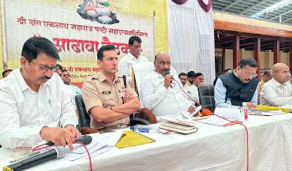 Minister attends Nathshasti Yatra review meeting at Paithan