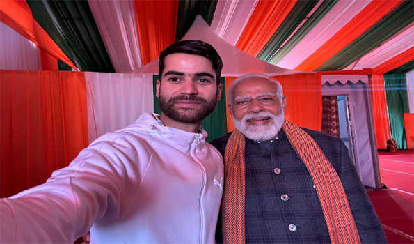 Kashmir’s Beekeeper clicks selfie with PM Modi in Srinagar