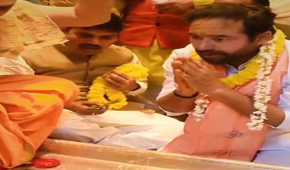 Telangana: K Reddy offers prayers to Lord Shiva at thousand-pillar temple