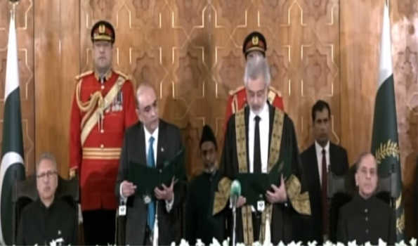 Zardari takes oath as 14th president of Pakistan