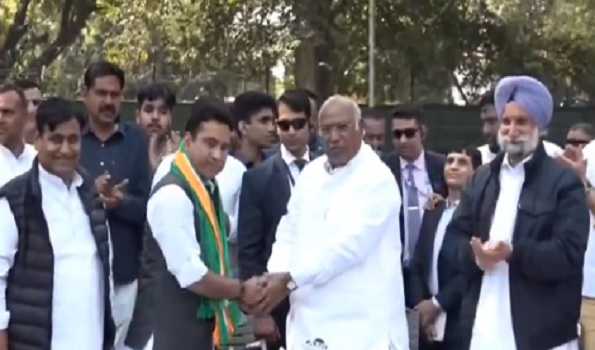 BJP’s Churu MP Rahul Kaswan joins Cong