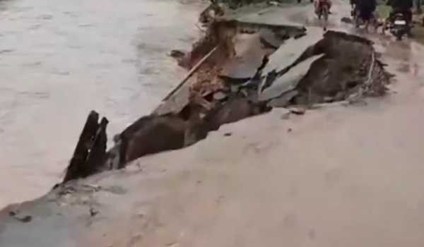 32 killed in floods, landslides in western Indonesia