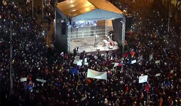 Photo of Na protivládnom zhromaždení na Slovensku sa zúčastnilo okolo 15-tisíc ľudí