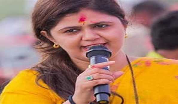 BJP candidate Pankaja Munde gets rousing welcome at Gopinath Gad