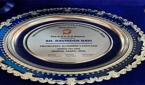 Writer and news broadcaster Ravinder Ravi awarded the KECSS award