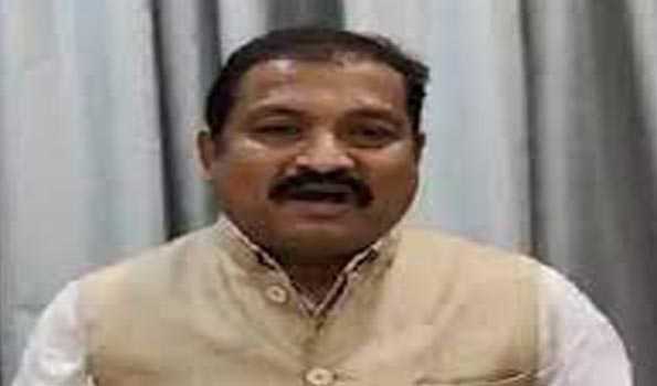 Congress complains to EC against Devendra Fadnavis, Ram Satpute