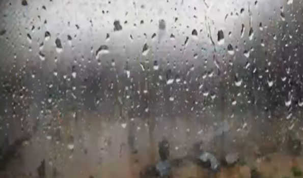 Rain lash plains of Kashmir, temperature dips
